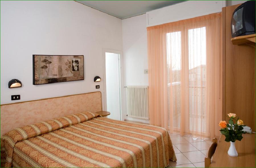 Hotel Verdemare Ріміні Екстер'єр фото