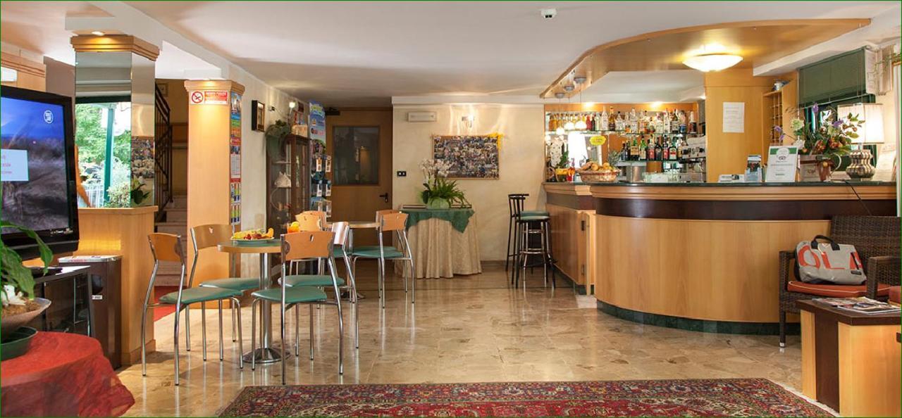 Hotel Verdemare Ріміні Екстер'єр фото