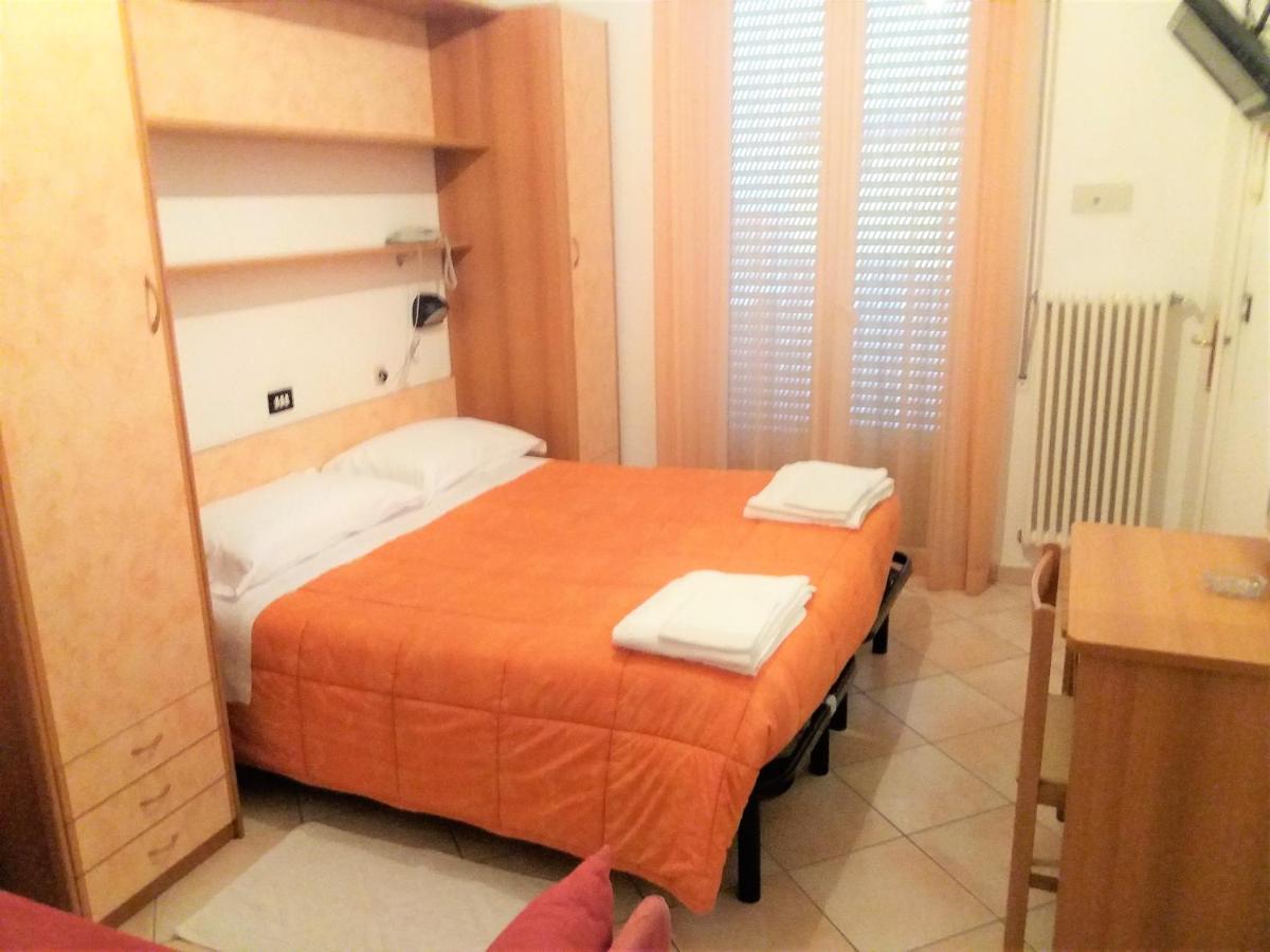 Hotel Verdemare Ріміні Екстер'єр фото
