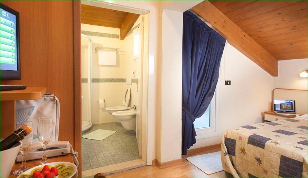 Hotel Verdemare Ріміні Екстер'єр фото