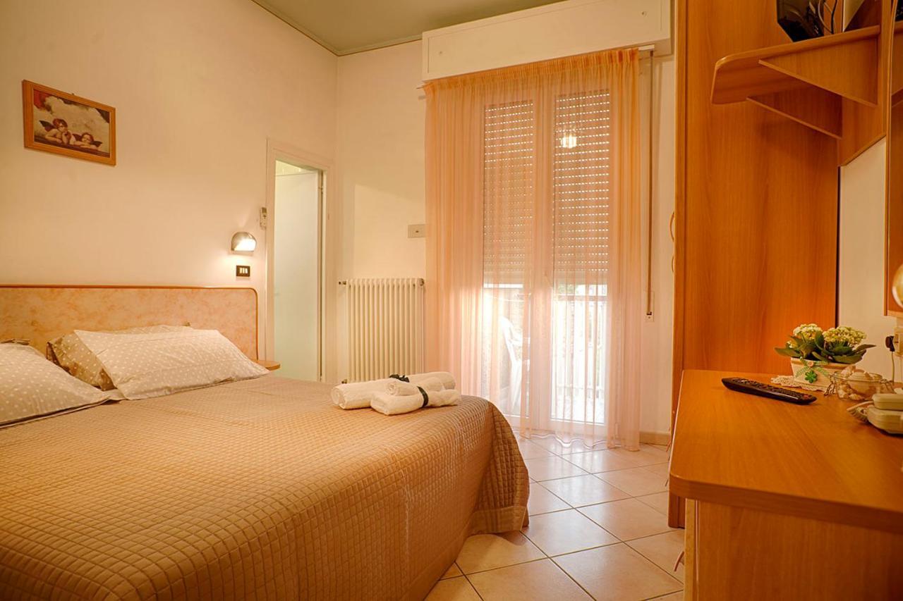 Hotel Verdemare Ріміні Екстер'єр фото