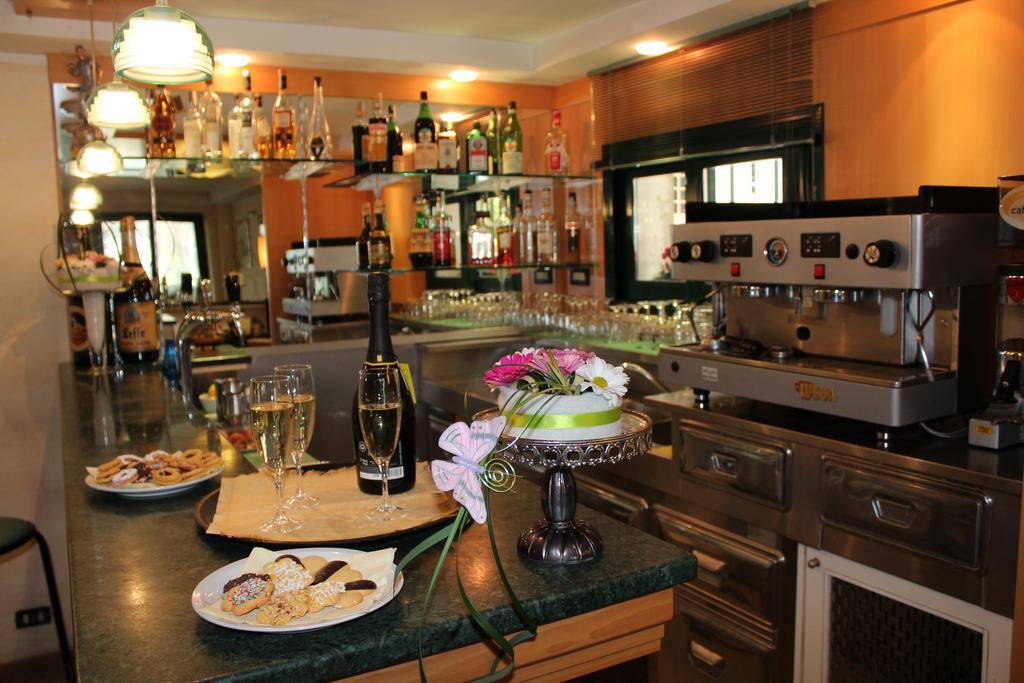 Hotel Verdemare Ріміні Екстер'єр фото